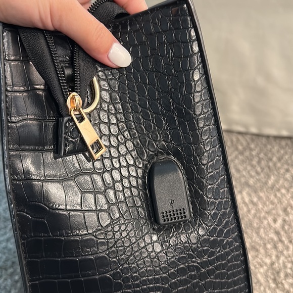 Black snakseskin tote bag with USB port - Picture 8 of 8